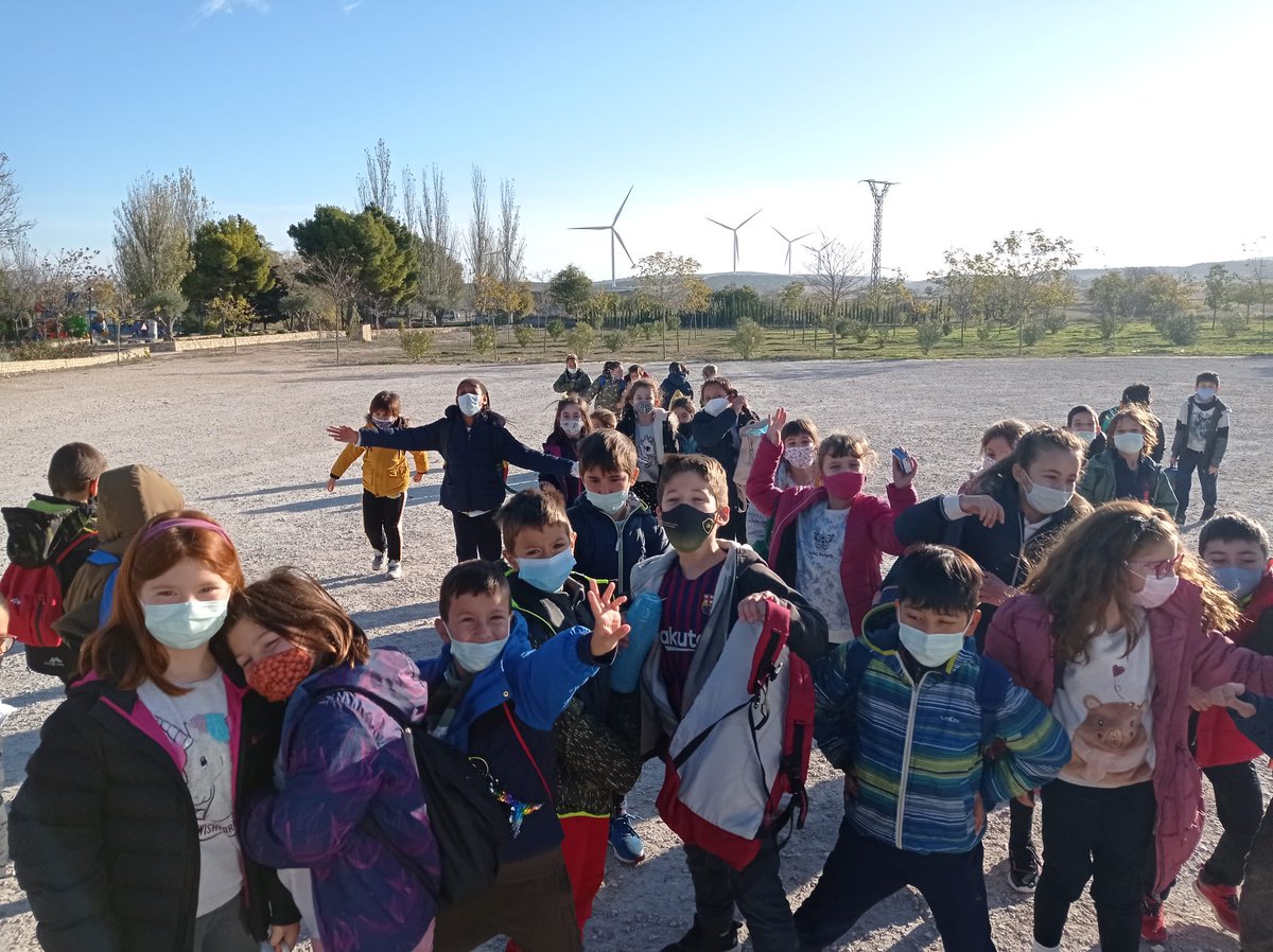 cpleszaragoza's tweet photo. 🚌FUENDETODOS 2º🚌
Ya tenemos a nuestros alumnos/as de 2º de Primaria en Fuendetodos. La mañana comenzará en #Fuendeverde un espacio natural que tiene como objetivo principal la sensibilización y la #educacionmedioambiental #LaEstrellaEsMiCole #GOYA https://t.co/hWirKb5b0v