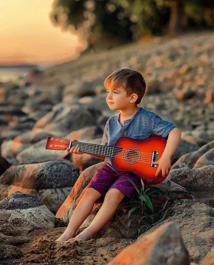 Гитара для детей. Мальчик с гитарой. Фотосессия для мальчика. Мальчик на природе. Покажи песню мальчиков