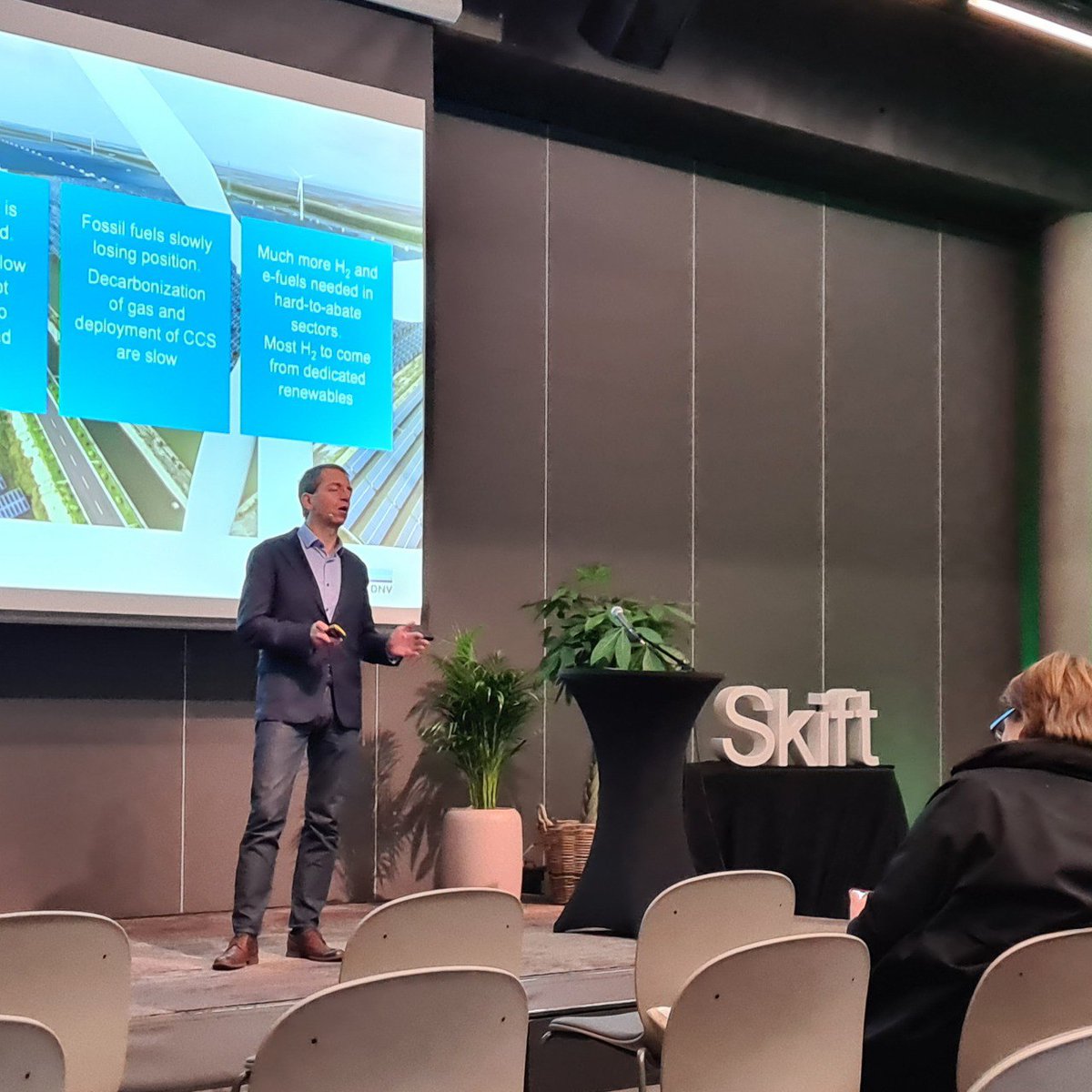 skift_norge's tweet photo. Vi skal være netto null i 2050, men ligger bare an til å nå halvparten av målet vårt.
– Vi har dårlig tid. Men ikke alle selskaper kan legges om like fort. Derfor er ikke netto null som mål nok for alle. Noen må gå lenger enn netto null. @sverrealvik i @DNV_Group
#EvolveArena https://t.co/jizVYVRqs2