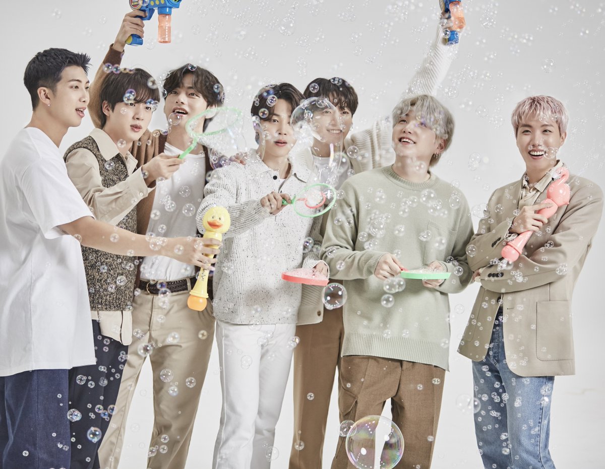 Hyundai_Global's tweet image. Still feeling bubbly? Here are some more impressions of @bts_bighit spreading joy! 💜 🧼

Check out our kind of bubbles here: spr.ly/6000J6kZo
#BTS #SoapBubbles #Hyundai #NEXO