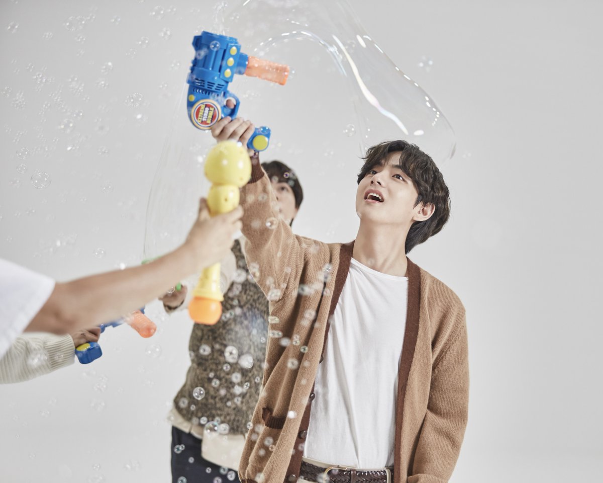 Hyundai_Global's tweet image. Still feeling bubbly? Here are some more impressions of @bts_bighit spreading joy! 💜 🧼

Check out our kind of bubbles here: spr.ly/6000J6kZo
#BTS #SoapBubbles #Hyundai #NEXO