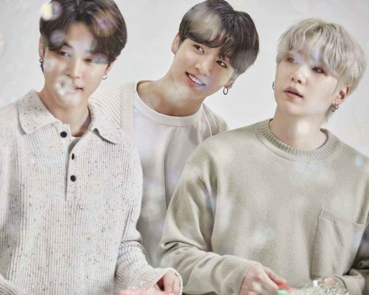 Hyundai_Global's tweet image. Still feeling bubbly? Here are some more impressions of @bts_bighit spreading joy! 💜 🧼

Check out our kind of bubbles here: spr.ly/6000J6kZo
#BTS #SoapBubbles #Hyundai #NEXO
