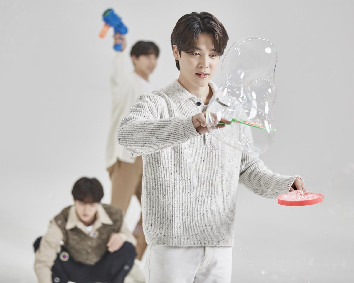 Hyundai_Global's tweet image. Still feeling bubbly? Here are some more impressions of @bts_bighit spreading joy! 💜 🧼

Check out our kind of bubbles here: spr.ly/6000J6kZo
#BTS #SoapBubbles #Hyundai #NEXO