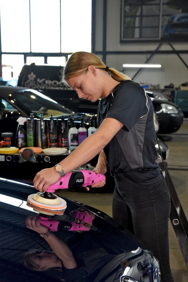 KroonCosmetics's tweet photo. Aeoni aan het polijsten met haar nieuwe pink flex met dank aan Cartec noord Nederland #cartec #cartecnoordnederland #krooncarcosmetics #detail #detailing #flex https://t.co/sQOHg7YjL9