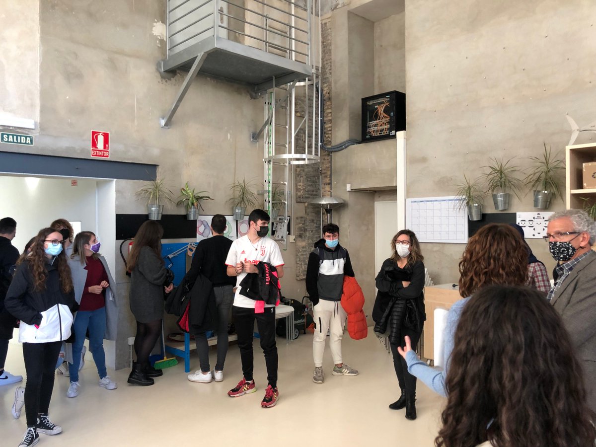 IES_Rodanas's tweet photo. El alumnado de Administración y Finanzas y DAM visitan Zaragoza Activa y conocen de primera mano los proyectos de Alvaro y Mariajo que participan en la II Edición "Convierte tu idea en Tu Negocio". Gracias a @IreneCebollada directora de @ZGZActiva. 
#REDZAC #RutaZac https://t.co/uK0qNiMDWz