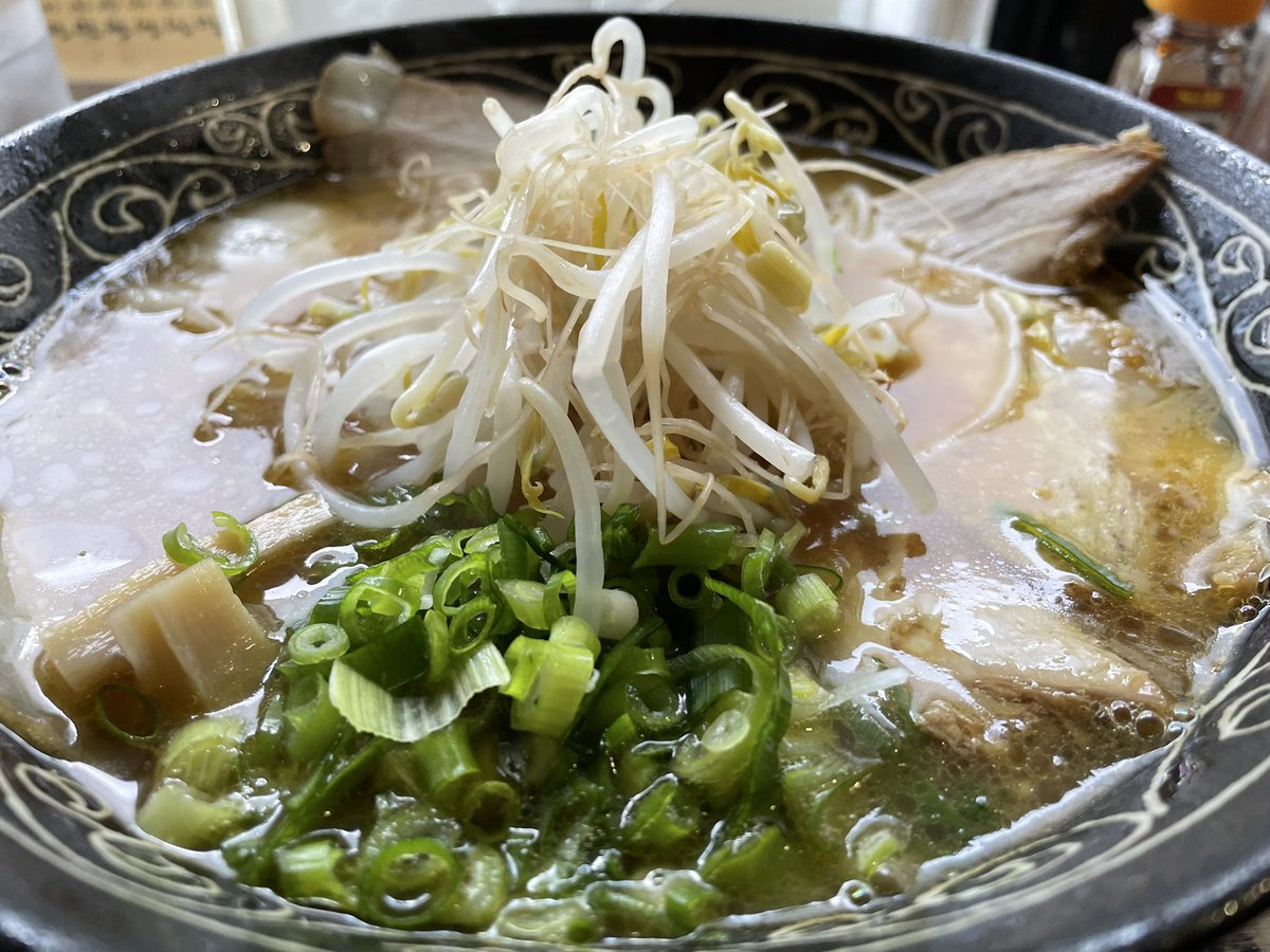 _ATS52gk's tweet photo. 今日のランチ✨
チャーシュー麺（大）¥850🍜頂きました👌ここのラーメンはスープがあっさりしていて、チャーシューも美味しい👏
今回は、🍚も注文しましたが、次回はまかない丼も食べてみよう😆
美味しかったー！

ごちそうさまでした♪

#ランチ
#二郎麺
#支那そば
#中華そば https://t.co/UKWMEBnN8Q