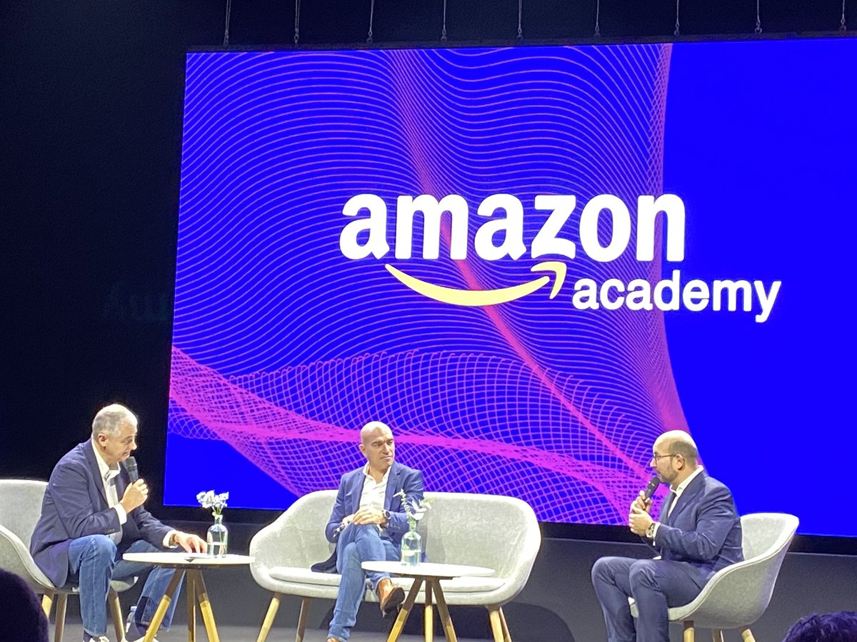 SelmaOuari's tweet photo. Nous sommes avec Ronan Bolé le président logistique France de Amazon avec @ludovicMDS  le Député de Moselle.

Qui nous expliquent comment s’inscrire dans la dynamique territoriale ✨✨
#AmazonAcademy @AmazonAcademy 
#esdparis @esd_fr https://t.co/z85wQsPoLL