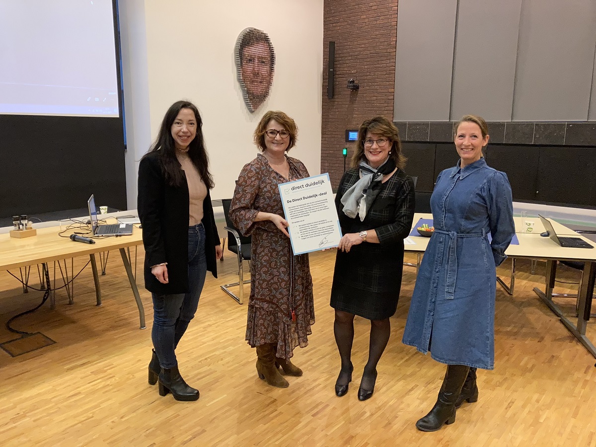 Gemeentesecretaris Nardy Beckers, van de gemeente Horst aan de Maas, tekende de landelijke Direct Duidelijk-Deal. Daarmee spreekt de gemeente af dat ze extra aandacht gaat geven aan duidelijke communicatie. 🖊️🎉

👉directduidelijk.nl/nieuws/gemeent…

#DirectDuidelijkDeal #DirectDuidelijk