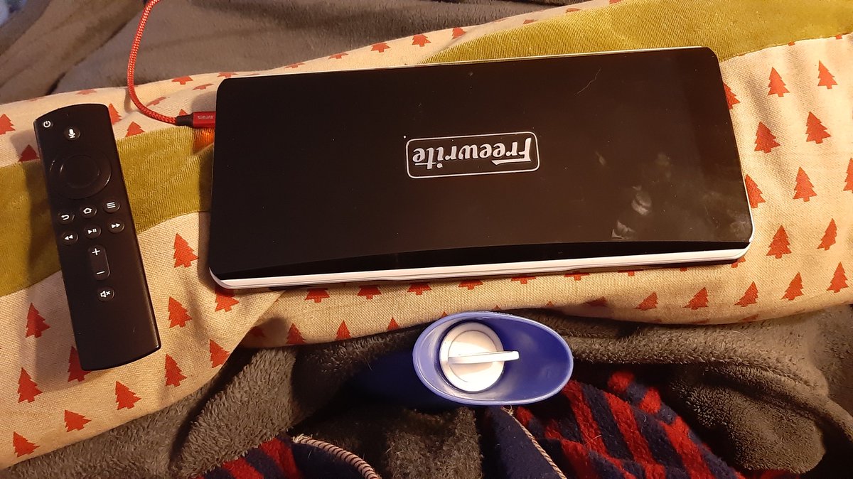 CBadaroux's tweet image. Mon bureau du mercredi matin.  Parce que 1. J'ai pas cours et 2. Glagla. 
#auteurautravail #latouchedauteur #modebouillotteactivé #méméstyle