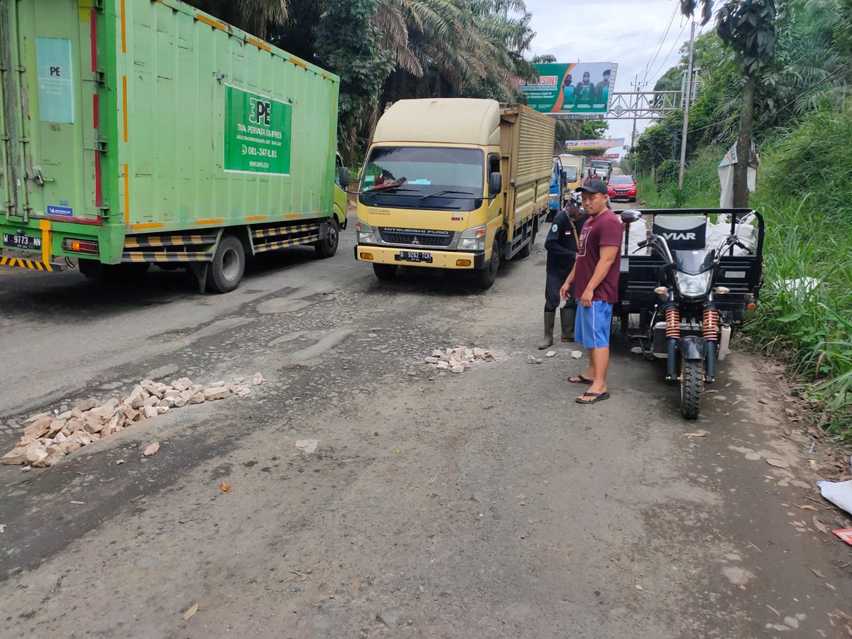 madbudiharto's tweet photo. Seorang ketua RT di Setu, Kota Tangsel, secara swadaya menutupi lobang2 jalan dg rongsok bangunan di Jl. Raya Serpong ruas perbatasan Tangsel-Bogor di wilayah Gunung Sindur, Bogor. Ini jalan provinsi yang sudah masuk tanggungan. @PemprovJabar @binamargajabar
@ridwankamil https://t.co/Kir5urrh4P
