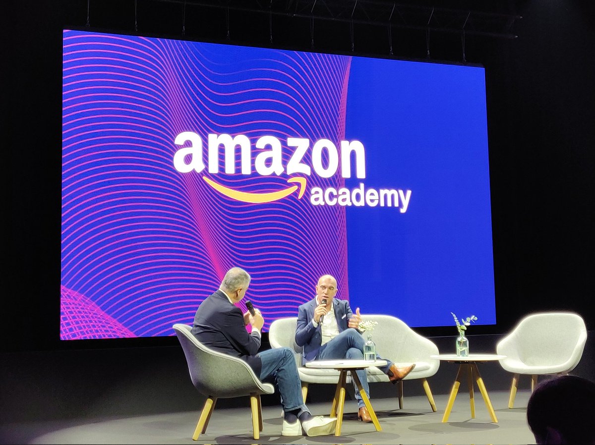 ESD_Adeline's tweet photo. 🗣️ Ronan Bolé, Président Amazon France Logistique :
 
🎯 Objectif ambitieux pour 2040 ➡️ #Neutralitécarbone

🎯 Objectif 2025 ➡️ Utiliser 100% #énergiesrenouvelables

A l'heure actuelle  :
👉 Amazon a réduit 1/3 poids des emballages  
👉 2/3 colis livrés à Paris à zéro émission https://t.co/5guiGiUtJv