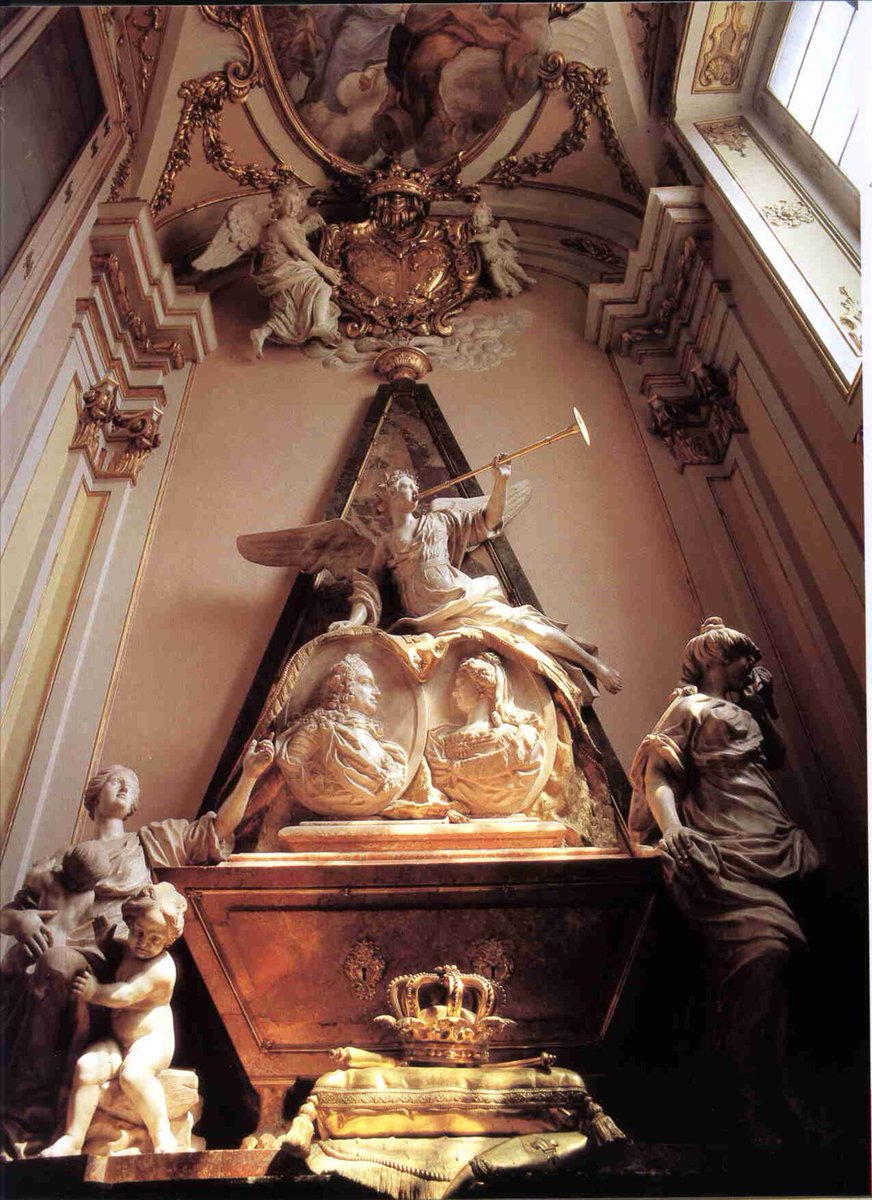 FelipeV_alC's tweet photo. Sepulcro de mi esposa y mío en la Sala de las Reliquias, dentro del Palacio Real de la Granja de San Ildefonso, Segovia. Siempre mirándote incluso después de la muerte, te quiero ❤️ @IAlbarregasc https://t.co/tXwjjlALBk