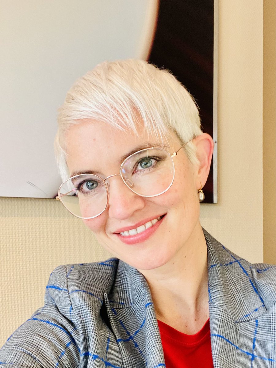 JuliaSophSop's tweet photo. Auf dem Weg zur PK Thüringer #bachwochen - dort wird das Festivalprogramm für 2022 vorgestellt - So viel Kreativität und Können! Ich fühle mich sehr geehrt, mich dort einreihen zu dürfen, als Sängerin und als Kreative. Um letzteres wird es gleich gehen in der PK - seid gespannt! https://t.co/XcVvLI6QOU