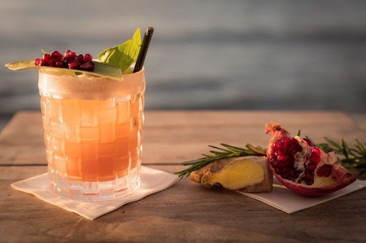 Cocktail - Amber Dream✨

Ingredients:
- 1 part Campari
- 1 part gin (try <a href="/BarrHillGin/">Barr Hill Gin</a>, Gin of the Year, 2021 <a href="/usaratings/">USA Ratings</a>)
- 1 part red vermouth
- 1 part Green Chartreuse

Find more such recipes here: chicagodrinksguide.com/en/blog/catego…
#drinks #recipes #RecipeOfTheDay #wednesdaythought