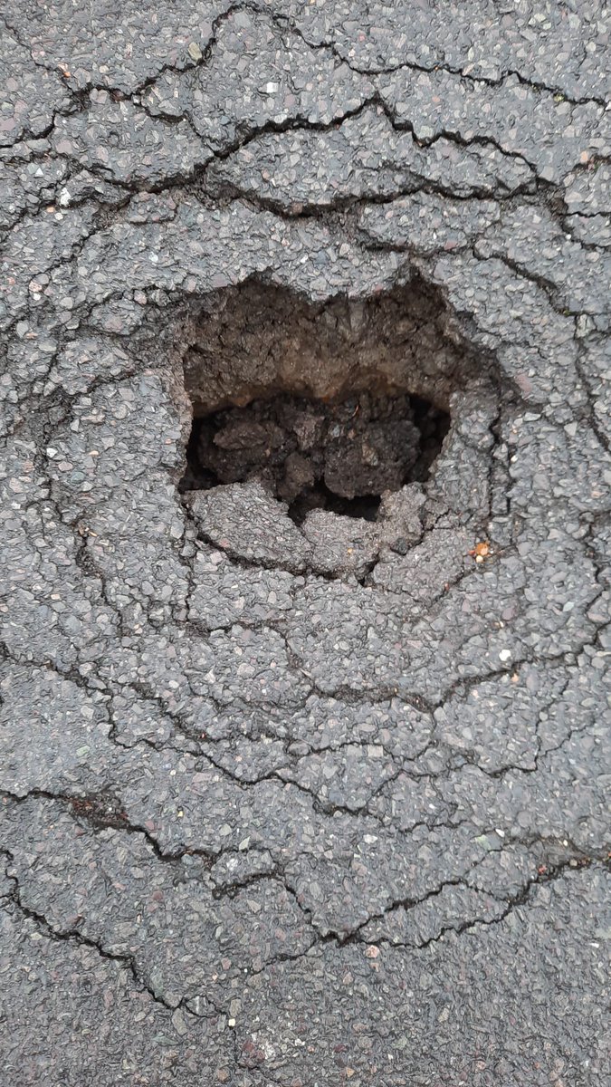 BallJball12's tweet photo. @Cambslive sink hole developing Romsey side of mill rd bridge be careful https://t.co/reznpBqBmm