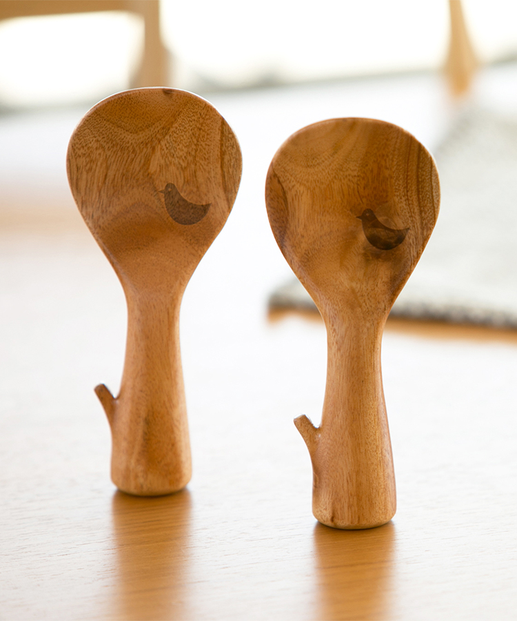 Bleu Bleuet ブルーブルーエ 公式 食卓やキッチンにそっと置くだけで絵になる木製しゃもじ 小枝のようなデザインでや 小鳥のイラストがほっこり可愛らしく毎日使いたくなるアイテムです 実りしゃもじ T Co P1dzm1ed0u ブルー