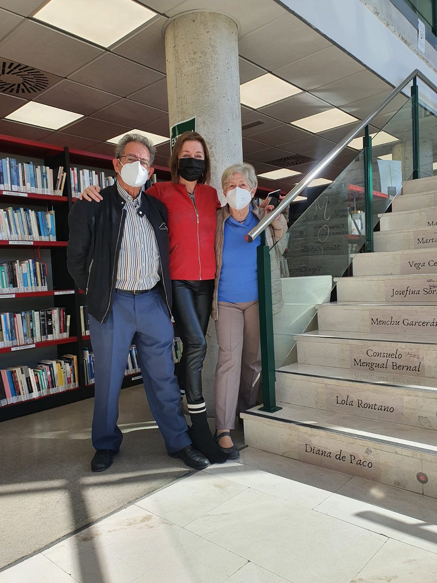 BibliotecaSGA's tweet photo. El hilo invisible de esta #escaleratemática de #escritorasmurcianas nos ha llevado a conectar con Mariano de Paco y Virtudes Serrano, padres de Diana de Paco, una familia unida por su pasión y trabajo en torno al teatro. Gracias por vuestra donación y por venir a @BibliotecaSGA https://t.co/1hvD6vXUfd