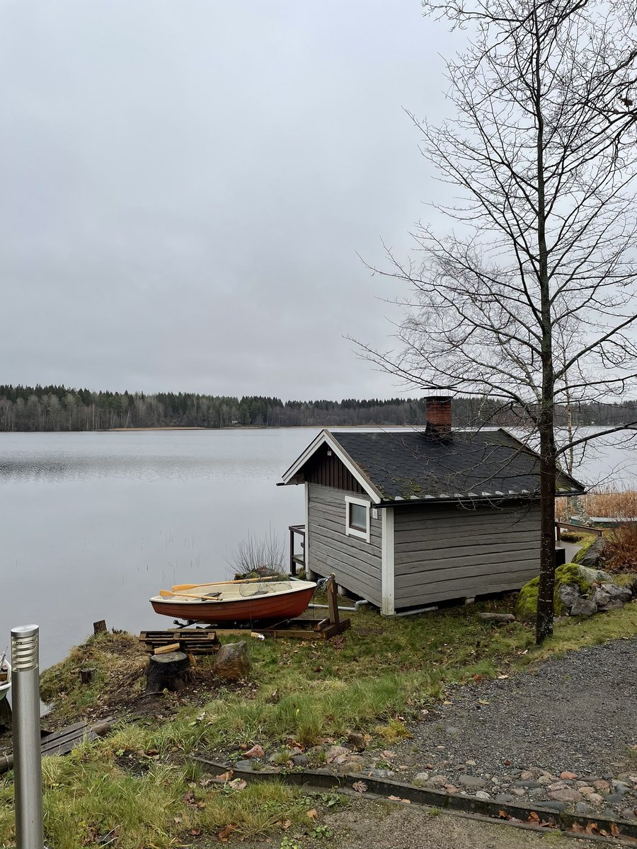 NRanimaa's tweet photo. 2007 ostin itselleni ja masussa olleelle tyttärelleni kodin 10 asunnon rivitalosta Hämeenlinnan Solvikista. Muutin nykyiseen kotiini 2014, mutta pidin asunnon, joka on nyt vuokrattuna. Edelleen sydän pakahtuu joka kerta kun ajan taloyhtiön pihaan. #Hämeenlinna 🧡💙🧡 #Solvik https://t.co/GxCtrxWDaO