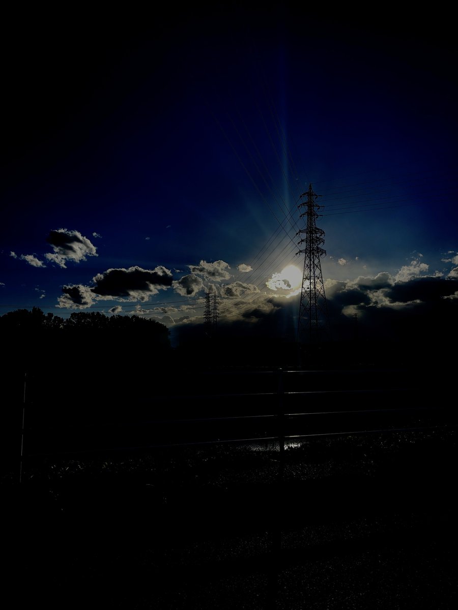 LinK_Structure's tweet photo. 沈む太陽を��えた鉄塔

#鉄塔
#structure #photography 
#スマホ写真 #iPhoneカメラ部
#キリトリセカイ
#iPhone越しの私の世界
#写真で伝える私の世界 
#写真好きな人と繋がりたい
#鉄塔好きな人と繋がりたい https://t.co/6zZVFV7n9C