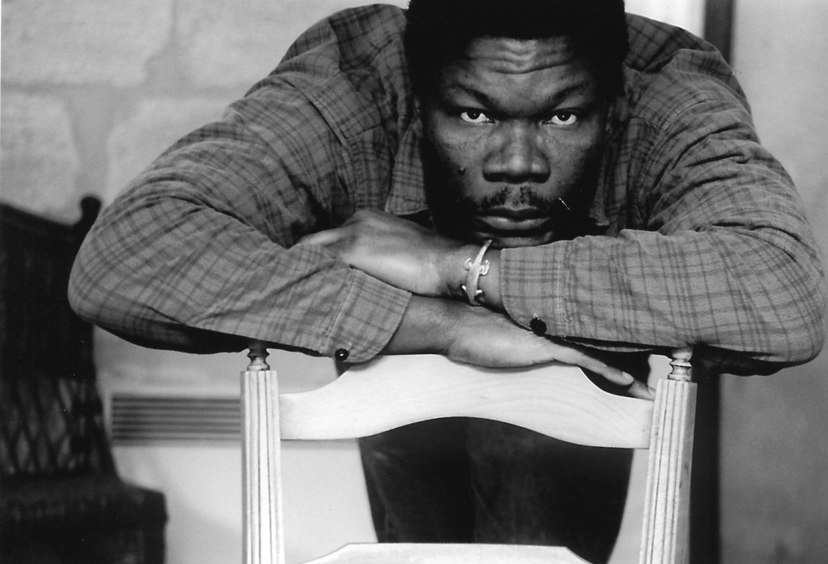 ◽️ Koffi Kwahulé est dramaturge, ivoirien, comédien et metteur en scène. 
Son écriture est rythmée par la musicalité du jazz, à laquelle il noue une implication politique et historique.