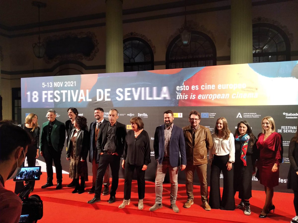 antoniomanuel__'s tweet photo. Un aplauso interminable con el Lope de Vega en pie que nos estremeció el alma. Así terminó Pico Reja en @festivalsevilla Gracias a quienes no descansan para que sus antepasados descansen en paz. Y a @RemeMalvarez y @arturoandujar por regalarnos a @Rocio_Marquez_ y a mí ser parte. https://t.co/5zRpICnwBb