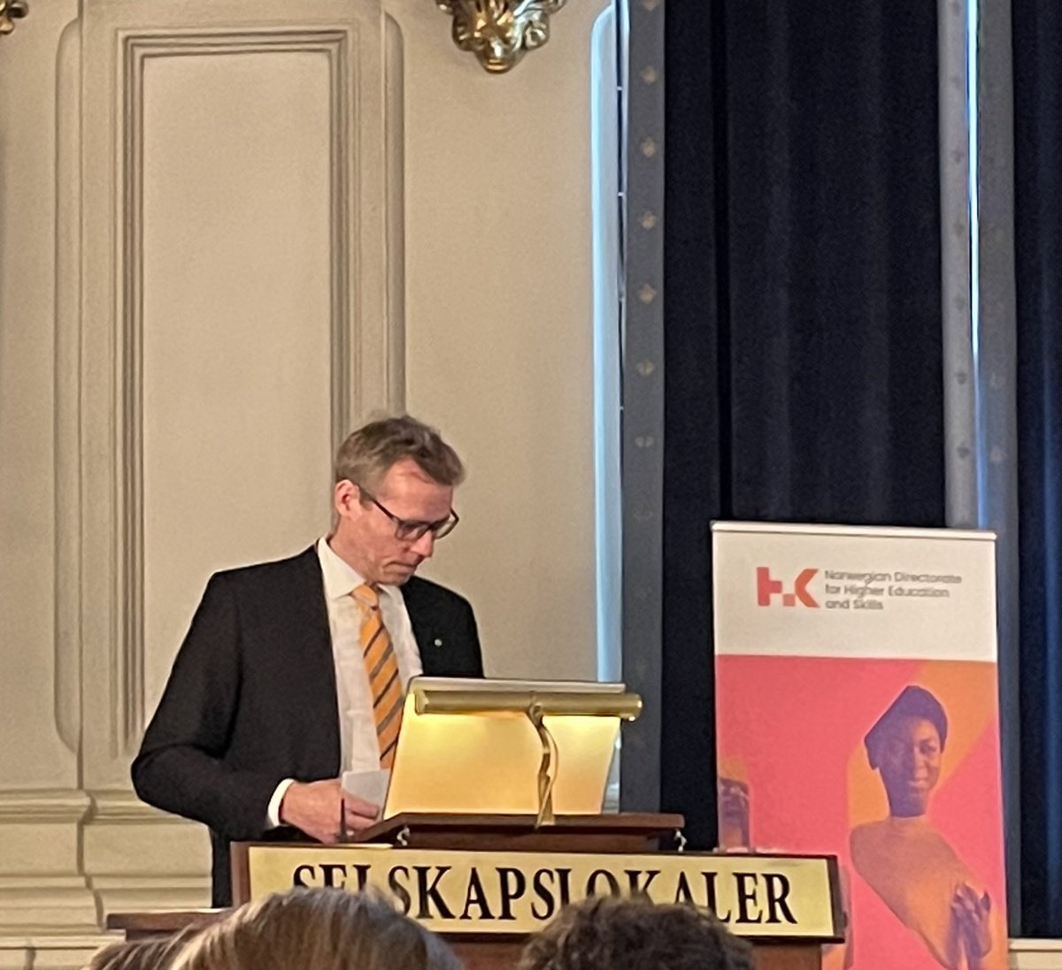 bakke_jostein's tweet photo. Kva skjedde her statsråd Ola Borten Moe? Du skulle kaste lys over 10års jubileet for SFU ordningen, men klarte på ditt uinspirerte vis å signalisere at det ikkje blir ti nye år! ⁦⁦⁦@Kunnskapsdep⁩ ⁦@iEarth_no⁩ ⁦@sfubioceed⁩ https://t.co/Nuy68fzNei