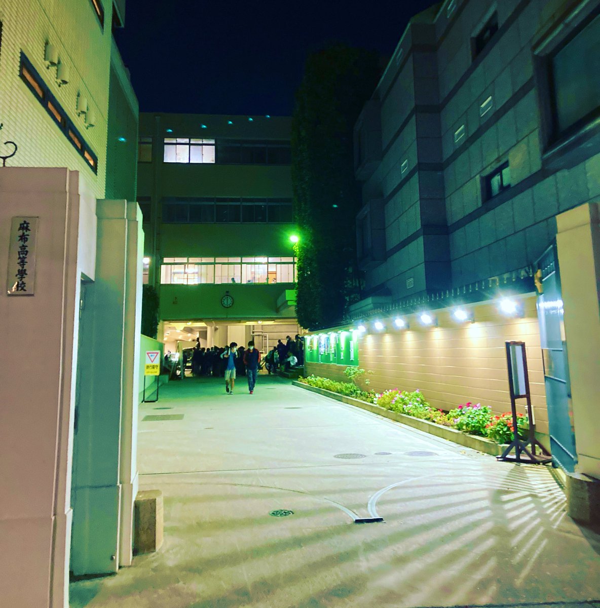 74th_Afes's tweet photo. 【文化祭まであと３日！！！！】
本日から中庭ステージの設営が始まりました。これが完成すると文化祭がもうすぐはじまる！という感じがします。残り３日、気を引き締めて準備を進めていきましょう！！！

#74th_Afes
#麻布文化祭 https://t.co/Vb3Sj7Mijl
