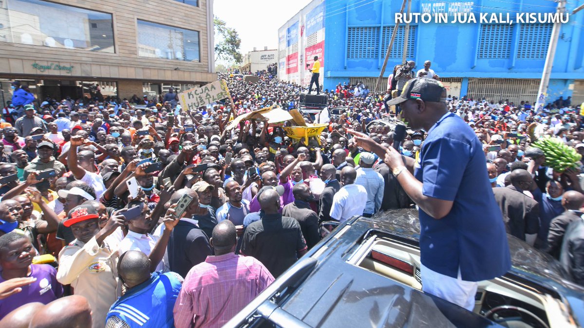 WilliamsRuto's tweet photo. During an engagement with wananchi at Kisumu City, Kisumu Central Constituency, Kisumu County, on our way to Kondele to assist small scale traders. https://t.co/jQy3vl02wn