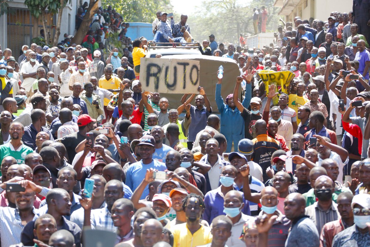 WilliamsRuto's tweet photo. During an engagement with wananchi at Kisumu City, Kisumu Central Constituency, Kisumu County, on our way to Kondele to assist small scale traders. https://t.co/jQy3vl02wn