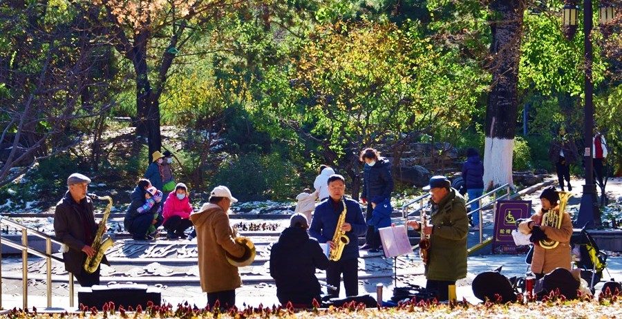 SpotlightBJ's tweet photo. 🦅🍂📯🧡Happy Wednesday! We do love these colorful &amp; wintry images of #Ditan Park, #Dongcheng district of #Beijing. 

What do you like to do in city parks in #winter?😎🤣 [📷/IC] #SpotlightBeijing #LovingBeijing #BeijingLandmarks https://t.co/MIF9n5tXx3