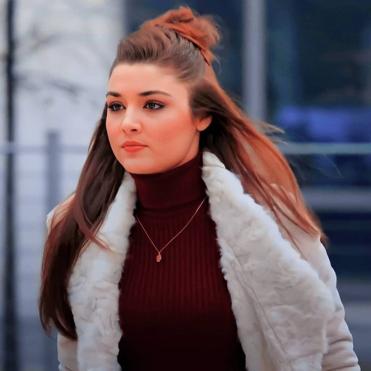 Agar koyi apki value nahi karte toh
Khud ko unki zindagi se durr karlo
Kyun ki Waqt khud hi sikha dega, 
Unhe qadar karna aur tumhe sabar karna..