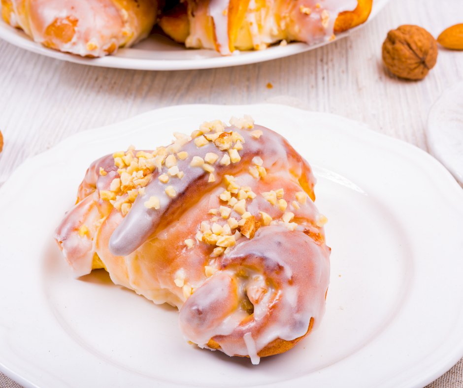 onlinepl's tweet photo. Z okazji jutrzejszego święta życzymy Państwu Radosnego Święta Niepodległości i smacznego Rogala Świętomarcińskiego! 🥐🇵🇱👌 https://t.co/bV3nNWFZr0