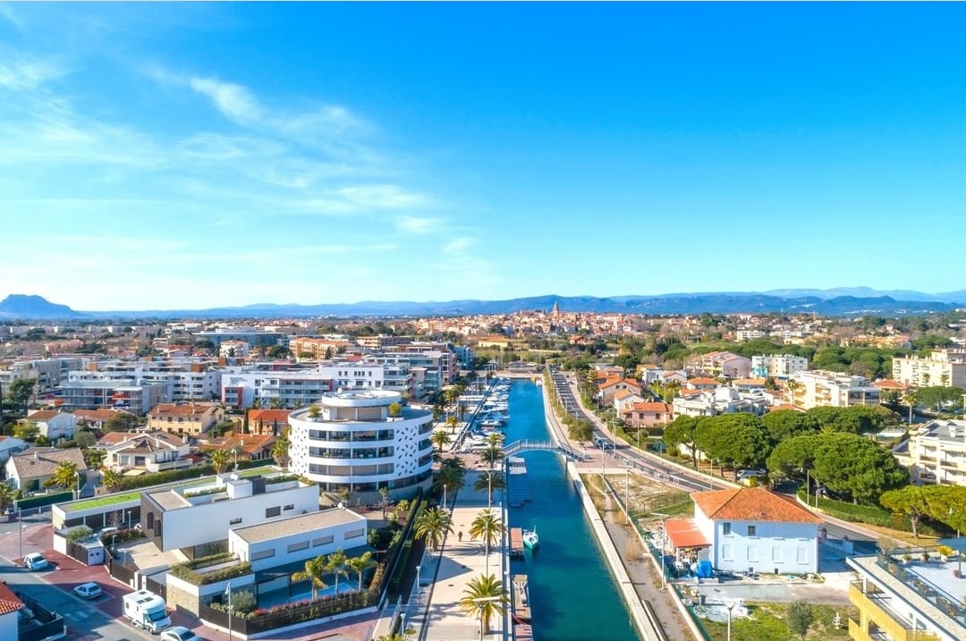frejustourisme's tweet photo. 🤓 Avez-vous déjà vu Port-Fréjus sous cet angle ?
☀️ Dos à la mer, c’est un tout autre paysage, tourné vers le coeur historique qui s'offre et se dévoile à vous !
📸 Crédits photo : Ville de Fréjus https://t.co/2IdkZ41JCJ