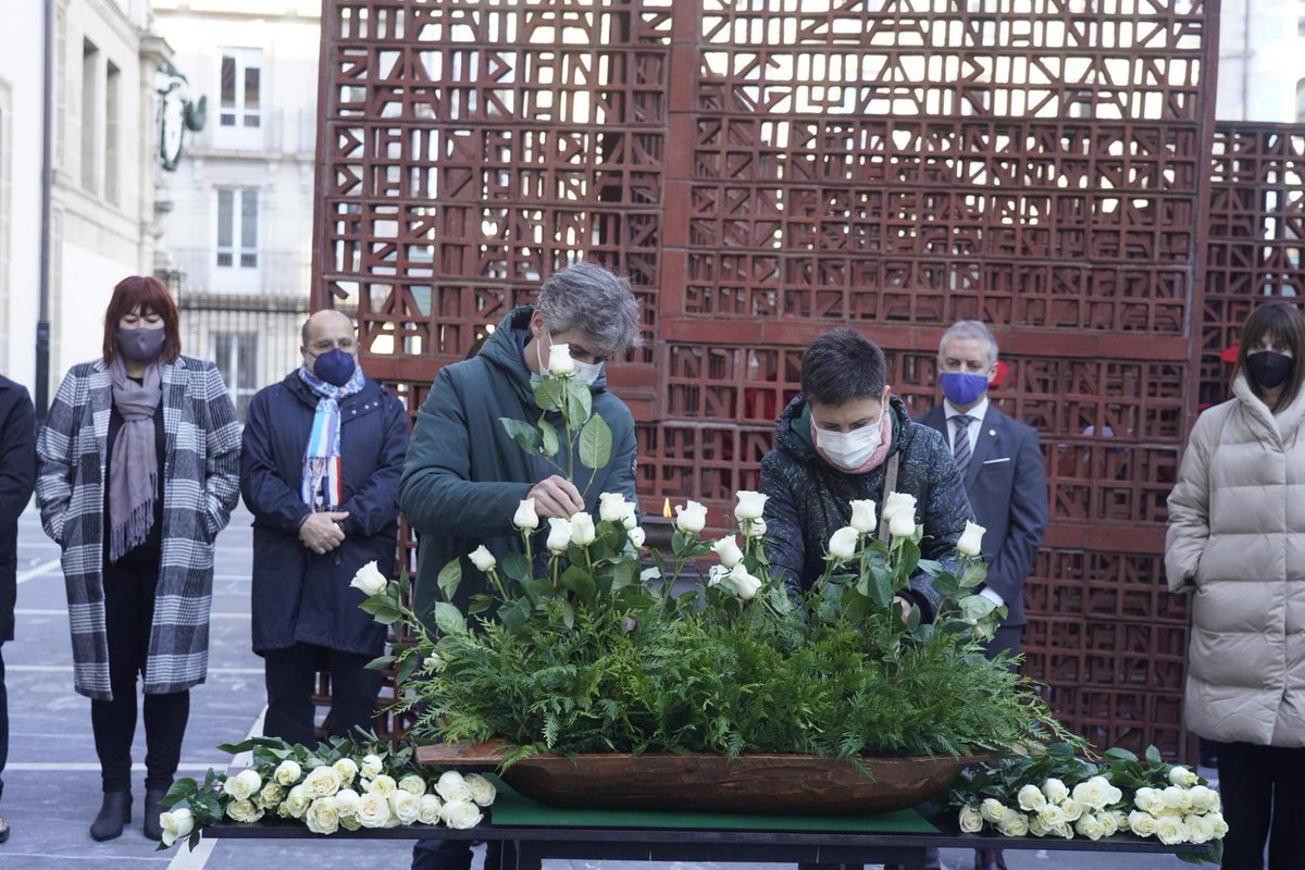 EH Bildu, también el día de hoy, reafirma su apuesta por la hoja de ruta de Aiete y, sobre todo, en la Declaración del Dieciocho de Octubre. 

Transitar hacia una paz justa y duradera necesita del reconocimiento y reparación de absolutamente todas las víctimas.

🕯️🌹