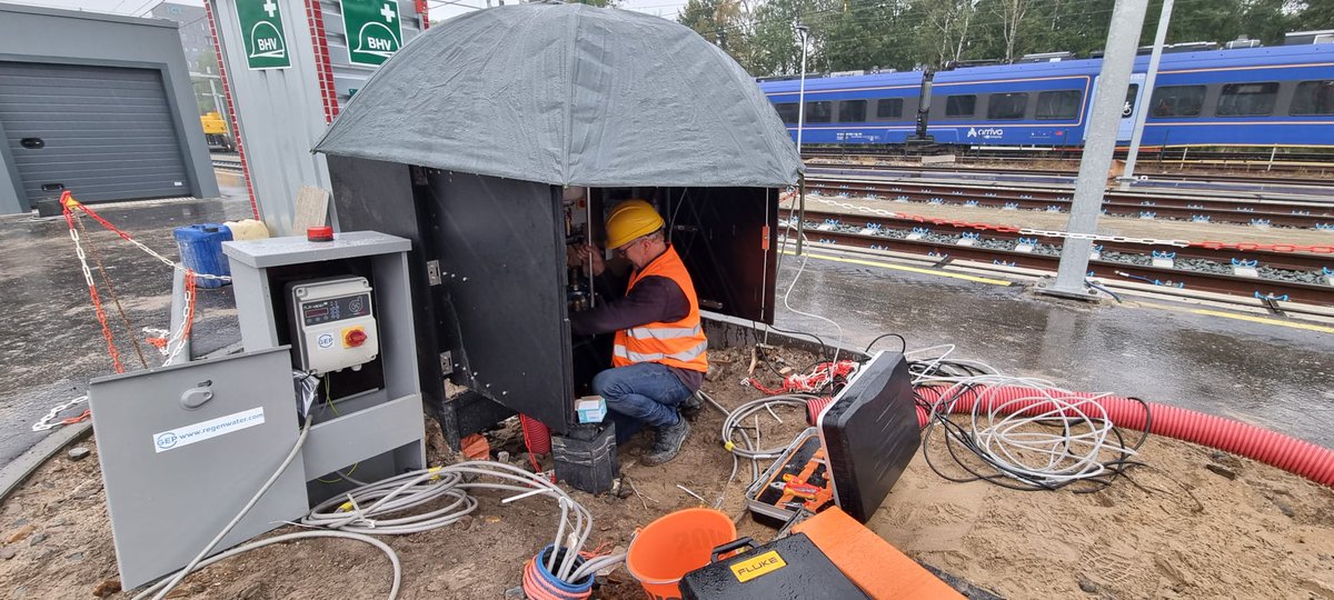 gepregenwater's tweet photo. “Het weer zit niet altijd mee, maar dat is altijd beter dan dat het wéér niet mee zit”

Onze monteur start 3voudig pompsysteem voor #Break-unit ( #KIWA gecertificeerde onderbreking, #categorie5 water) op, zie: https://t.co/YknC2Do17R

#regenwater #breaktank #breektank https://t.co/Rmsw45YTgK