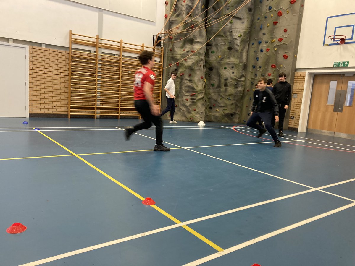 ALS_KS4's tweet photo. Class Australia developing their attacking and defending runs with @LFCFoundation #quickoffthemark #attackvsdefense #whichwaynow https://t.co/BH4sUkxIua