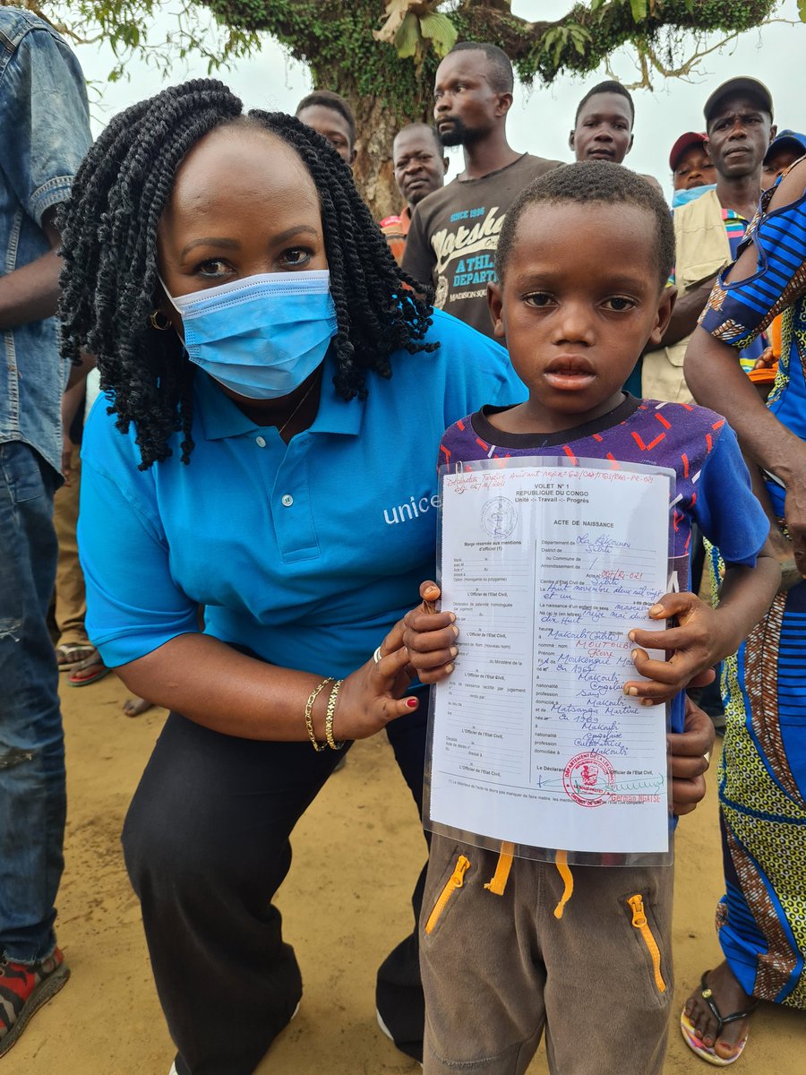 DrCUmutoni's tweet photo. Dans le cadre du suivi du projet @JointSDGFund je suis dans la #Lekoumou pour remettre des actes de naissance aux enfants autochtones de l'école de Makoubi.
#NoOneLeftBehind
#PourChaqueEnfant, une identité! https://t.co/QzMqKfoqPf