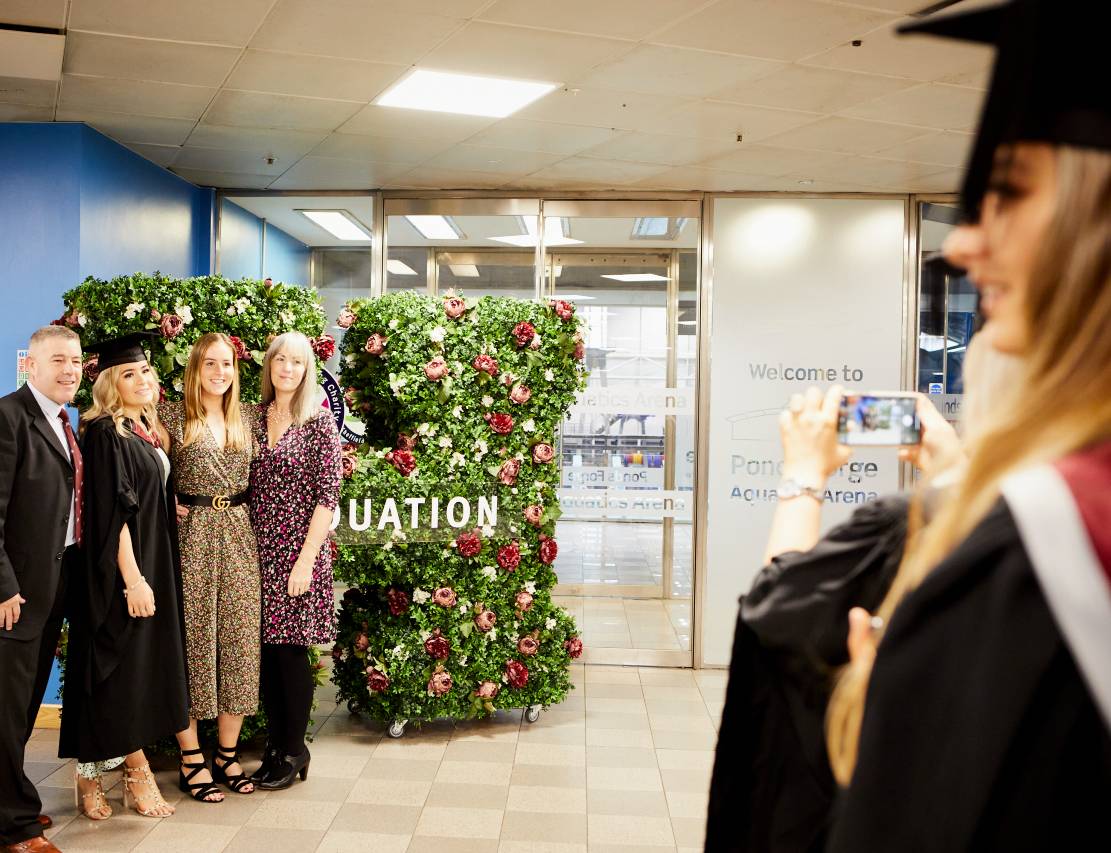 Next to the stage - our @SHULawCrim graduates🎓👩‍⚖️ Huge congratulations! After your ceremony, it'd be criminal to miss this photo opportunity by our floral Hallam H.
#TeamHallam #Graduation
