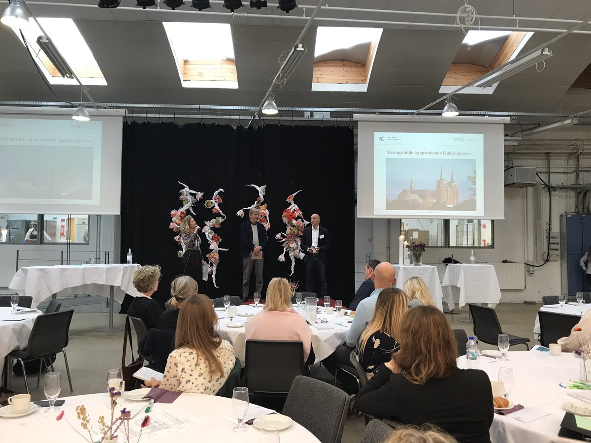 jakob_harder's tweet photo. @ArntLouw på NVE-konferencen 2021 med @kbhprof_nce : “Arbejdspladsen er den vigtigste for både dannelse og læring på #EUD. Men vi ved for lidt om, hvordan en praktikplads bliver en god læreplads med streg under “lære” (og dannelse). Det er den store vidensudfordring på #EUD. https://t.co/41fnY6aiCe