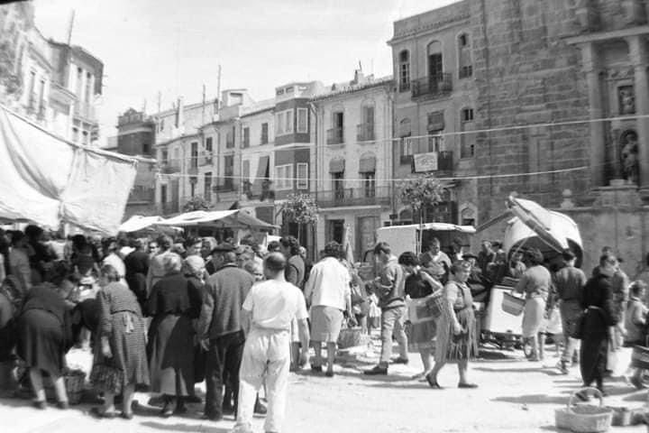 En “Fotos del Récord” os mostramos un día de mercado en la plaza mayor frente a nuestra parroquia  <a href="/AsuncionLliria/">Parroquia Asunción - Llíria</a> 
Creemos que en torno a los años 40.