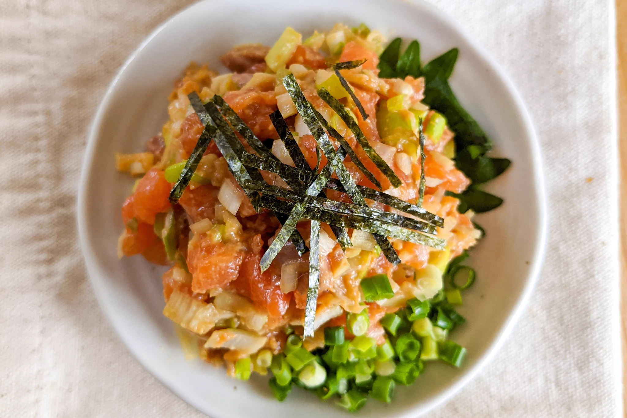 ポン酢やレモン汁の酸味がサーモンとよく合いそう！簡単2ステップで作れるお家居酒屋レシピ！