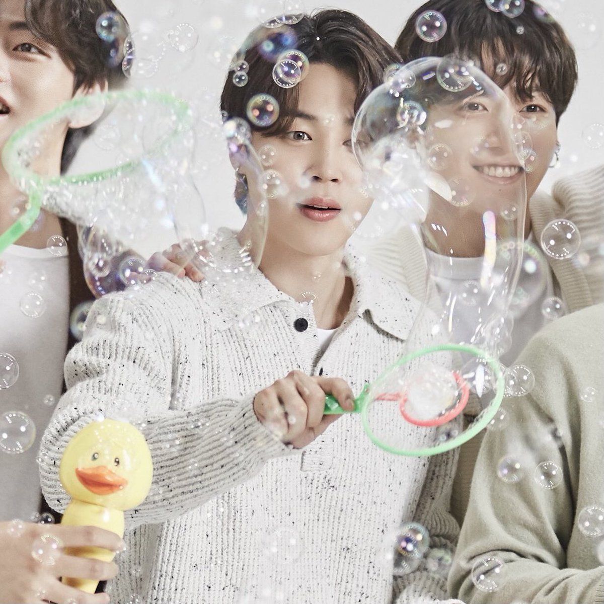 Fazoess1's tweet photo. Just look at them..happy babies..!🥺💜
#jikook #JMINE #TAEHYUNG https://t.co/9xA7xnRuXh