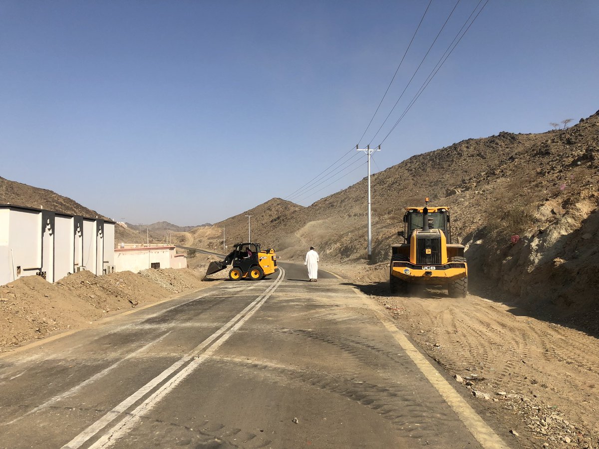 berki95's tweet photo. قامت بلدية خليص ممثلة في مكتب خدمات أم الجرم بعمل درء سيول ترابي عن حي المصيبخة بالفج وأهالي الحي يشكرون البلدية على جهودها المباركة ويتطلعون لاستكمال العمل بعمل درء سيول خرساني دائما بدلا من الدرء الترابي https://t.co/actTSWwiRO