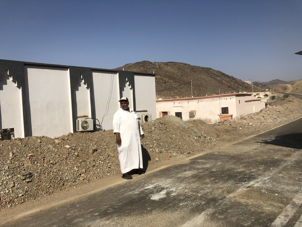 berki95's tweet photo. قامت بلدية خليص ممثلة في مكتب خدمات أم الجرم بعمل درء سيول ترابي عن حي المصيبخة بالفج وأهالي الحي يشكرون البلدية على جهودها المباركة ويتطلعون لاستكمال العمل بعمل درء سيول خرساني دائما بدلا من الدرء الترابي https://t.co/actTSWwiRO