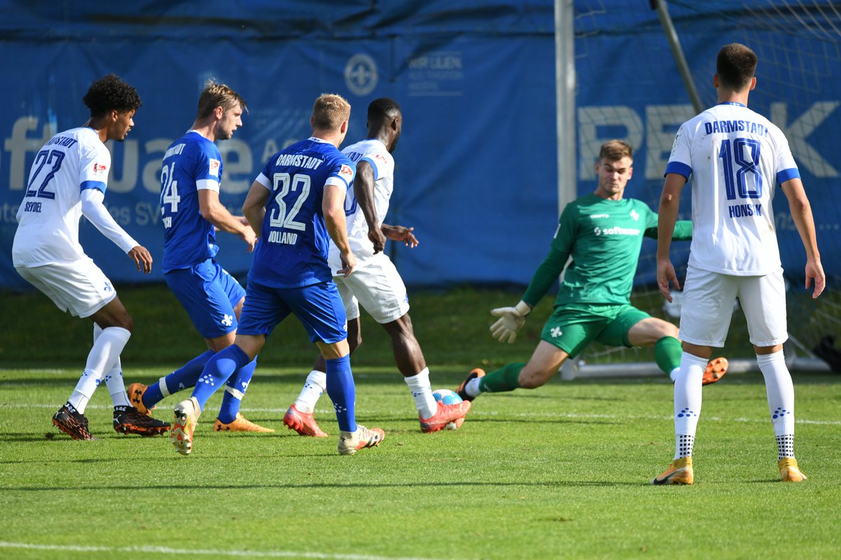 sv98's tweet photo. Morgen findet einmal mehr "el botánico" statt 😉 Das interne Duell: Lilien vs. Lilien. Anpfiff auf dem Trainingsplatz am Bölle ist um 10.30 Uhr. Zuschauer können gerne DAbei sein 👋 #sv98 https://t.co/fSobskFQhh