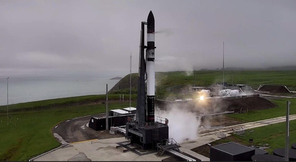 _starbase_'s tweet photo. @mrtagnan @RocketLab S2 is the same (compare #ItsALittleChileUpHere left with #LoveAtFirstInsight right) but fairing is extended (like #RunningOutOfToes). https://t.co/snTWE2R3QF