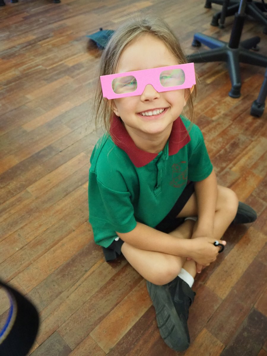 EarthScienceWA's tweet image. We're in Karratha this week also &amp;amp; had a wonderful visit to St Paul's PS! PP &amp;amp; Yr 1 classes used changing beads to learn about different kinds of light in sunlight. Yr 2 used scientific facts to write some creative stories about how their rocks formed. #PALMS thanks to @SantosLtd