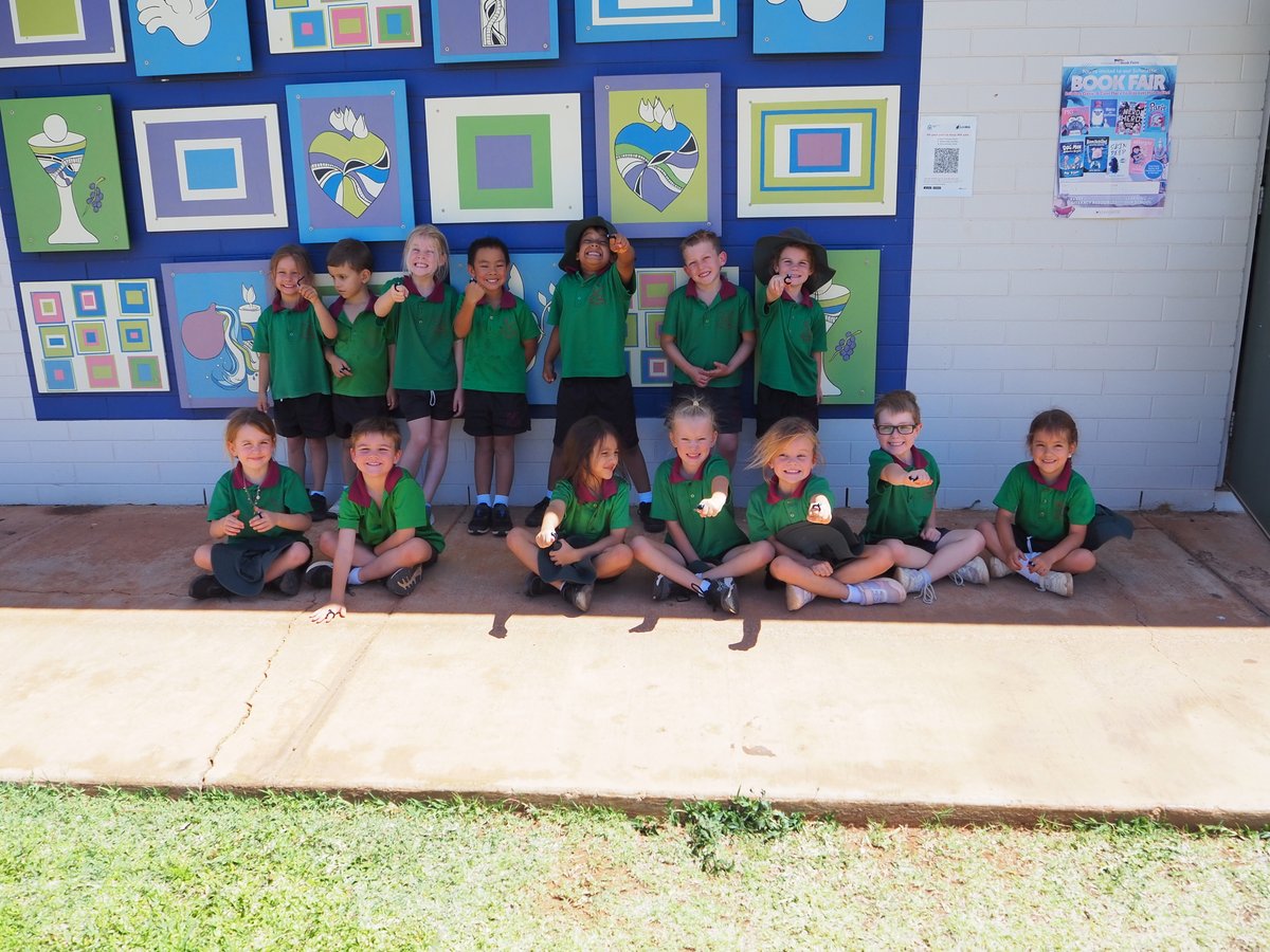 EarthScienceWA's tweet image. We're in Karratha this week also &amp;amp; had a wonderful visit to St Paul's PS! PP &amp;amp; Yr 1 classes used changing beads to learn about different kinds of light in sunlight. Yr 2 used scientific facts to write some creative stories about how their rocks formed. #PALMS thanks to @SantosLtd