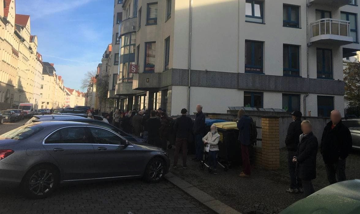 Wir schätzen die aktuelle Wartezeit für die #Impfungen derzeit auf 2-3h. 

Wir wussten ja, dass es voll wird - aber das übertrifft alle Erwartungen. Es braucht jetzt schnell mehr #Impfkapazitäten: mehr Zentren, mehr Praxen, mehr Mobile Impfteams.
