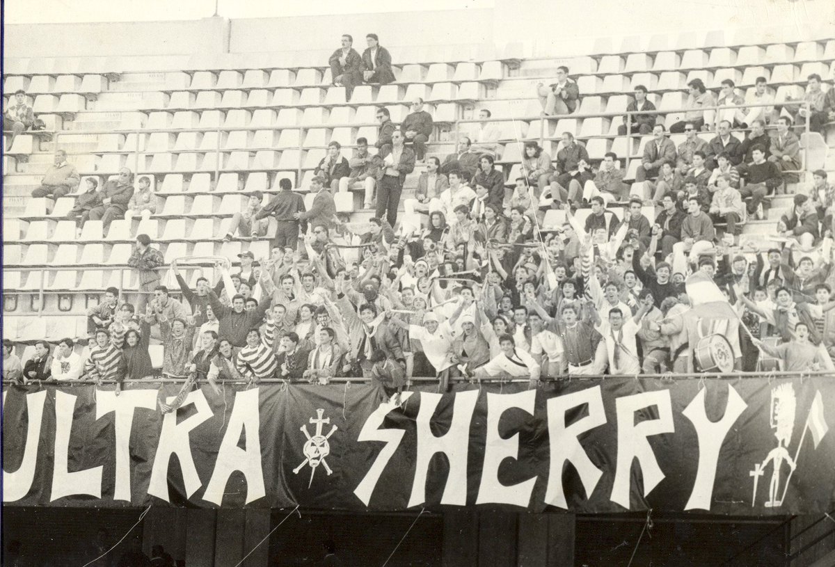KolectivoSur91's tweet photo. 10 de Noviembre de 1991 nace la historia de nuestro grupo, enhorabuena a las personas que han hecho posible esta forma de vivir el xerecismo.
Feliz 30 aniversario a los que en algún momento habéis animado, viajado, reído, llorado, luchado con los Ultras del Xerez, sois parte 🎂 https://t.co/dbzf728oXx